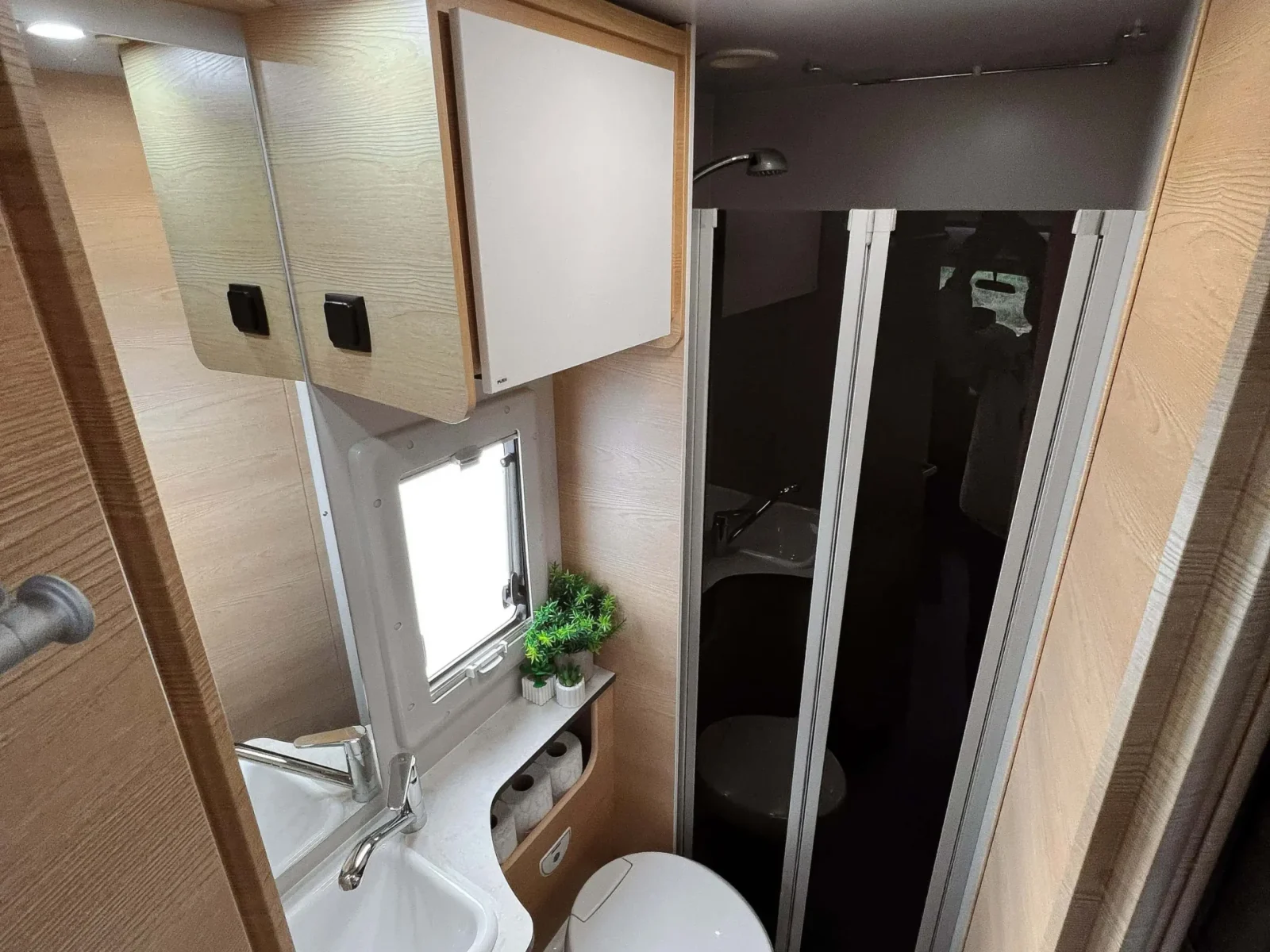 Ducha Alquiler de Autocaravanas en Cantabria Siena 330