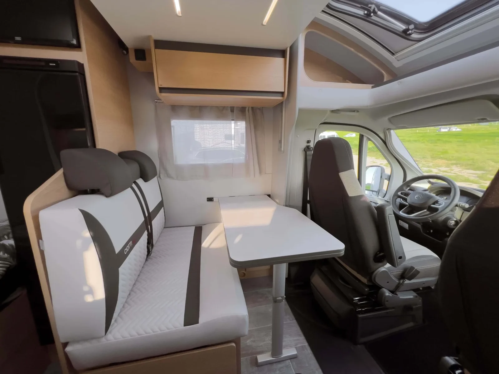 Salon Alquiler de Autocaravanas en Cantabria Siena 330